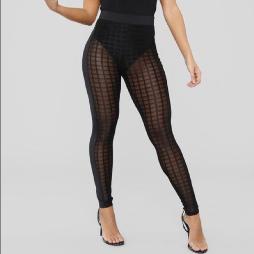 Fashion Nova ‘Sneak a Peek’ Leggings